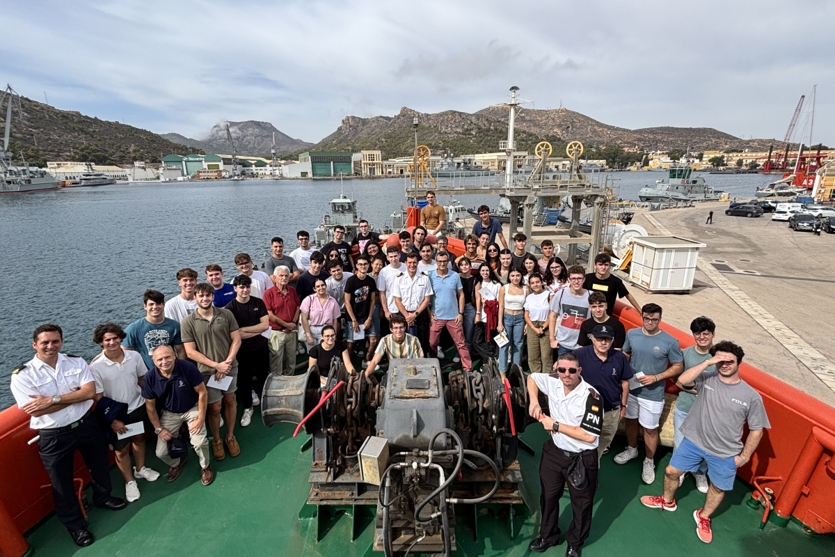 Estudiantes de Navales visitan el Arsenal y el buque Las Palmas