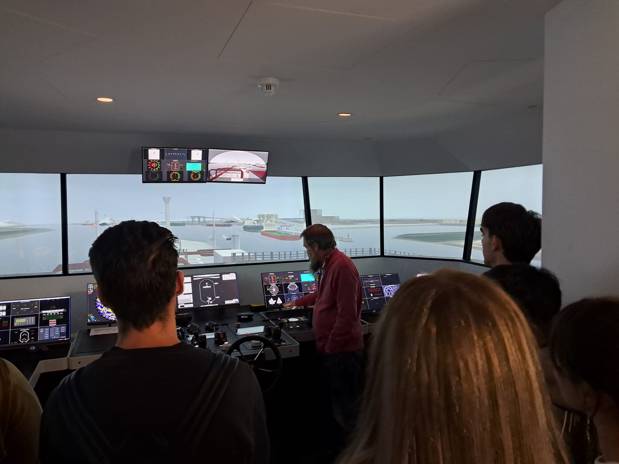 Estudiantes de Navales visitan el CEHIPAR