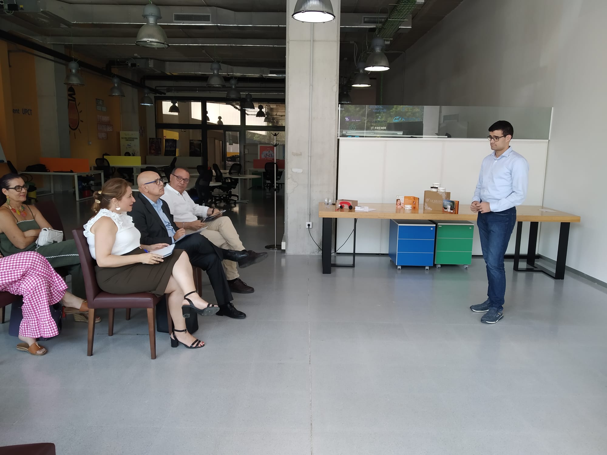 Momento de la presentación del proyecto al jurado.